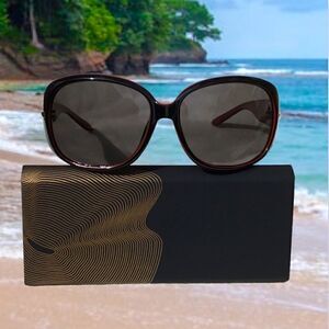 SUNGLASSES FASHION WOMEN OVERSIZE WITH SILVER HARDWARE AND DIAMOND ACCENTS.